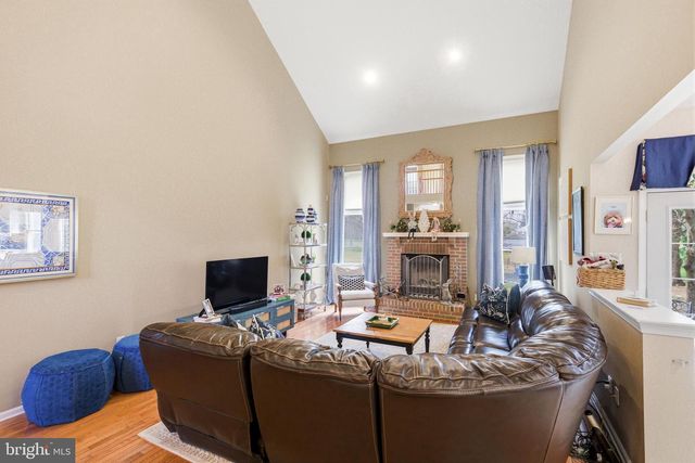 25 MILLENNIUM DR, Columbus, NJ 08022