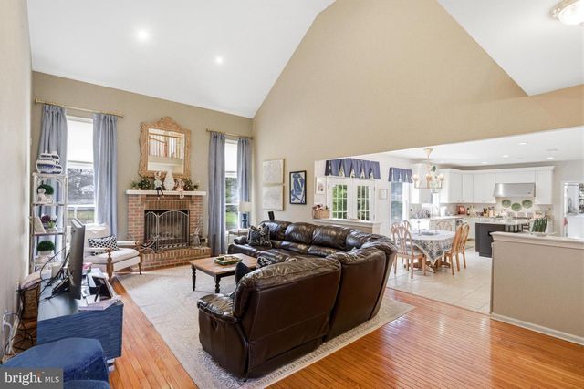 25 MILLENNIUM DR, Columbus, NJ 08022