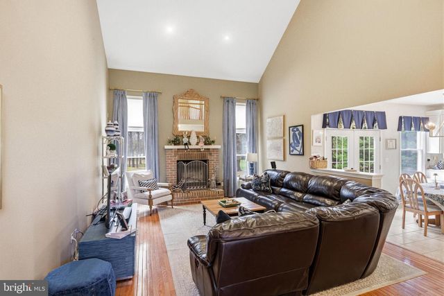 25 MILLENNIUM DR, Columbus, NJ 08022