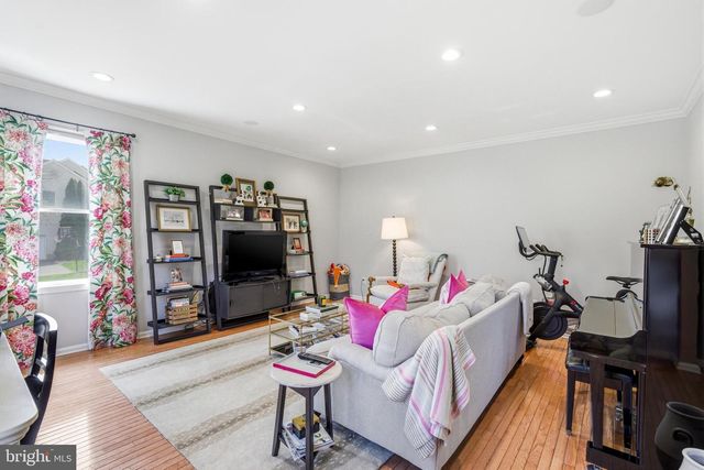 25 MILLENNIUM DR, Columbus, NJ 08022