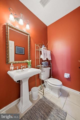25 MILLENNIUM DR, Columbus, NJ 08022
