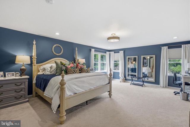 25 MILLENNIUM DR, Columbus, NJ 08022