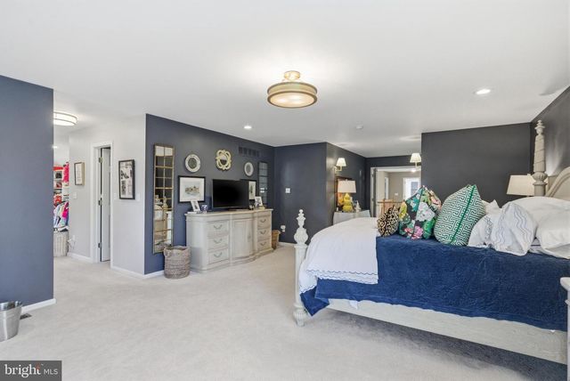 25 MILLENNIUM DR, Columbus, NJ 08022