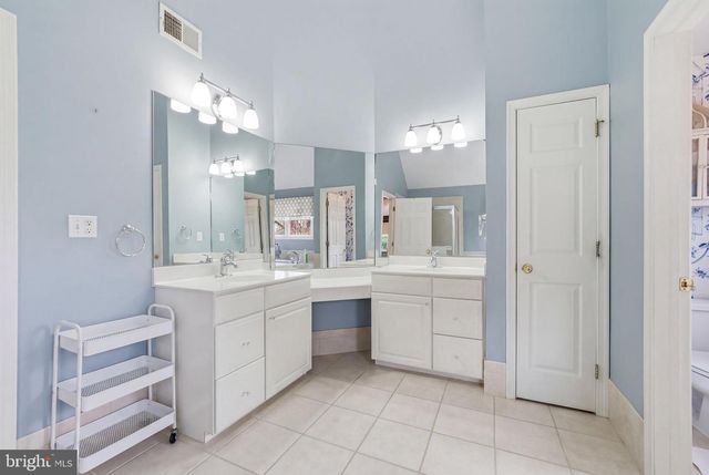 25 MILLENNIUM DR, Columbus, NJ 08022