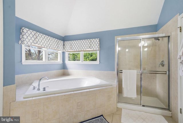 25 MILLENNIUM DR, Columbus, NJ 08022