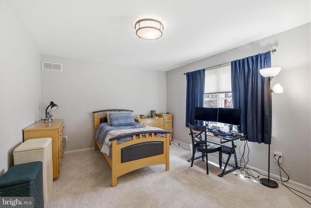 25 MILLENNIUM DR, Columbus, NJ 08022