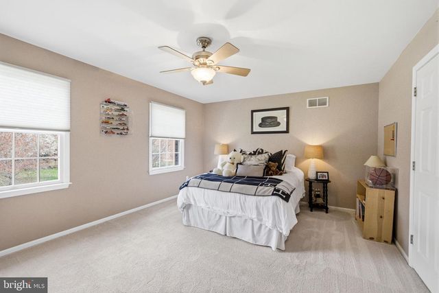 25 MILLENNIUM DR, Columbus, NJ 08022