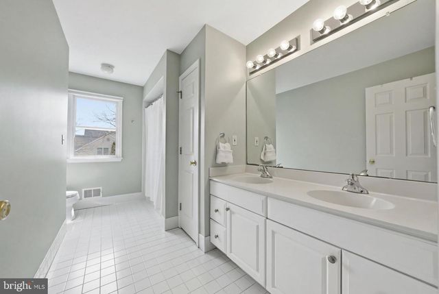 25 MILLENNIUM DR, Columbus, NJ 08022