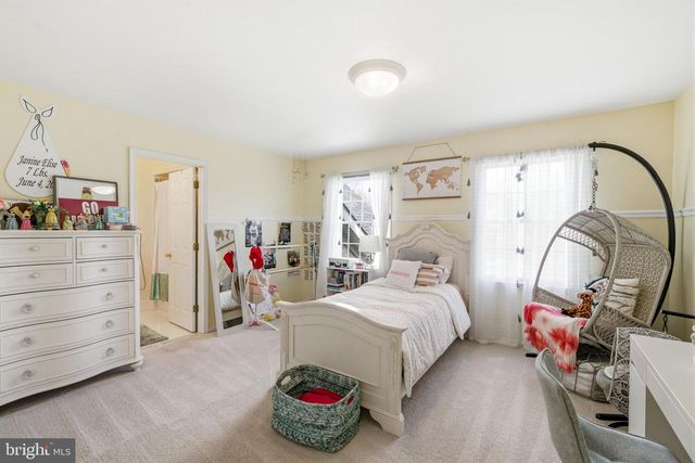 25 MILLENNIUM DR, Columbus, NJ 08022