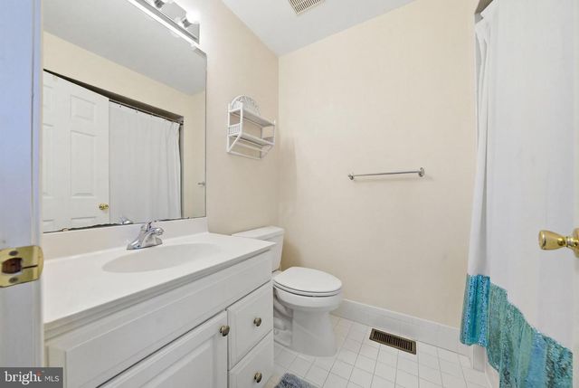 25 MILLENNIUM DR, Columbus, NJ 08022
