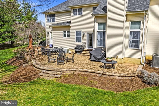 25 MILLENNIUM DR, Columbus, NJ 08022