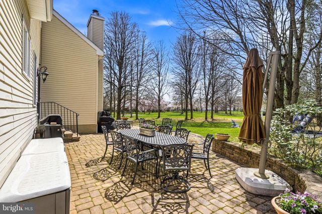 25 MILLENNIUM DR, Columbus, NJ 08022