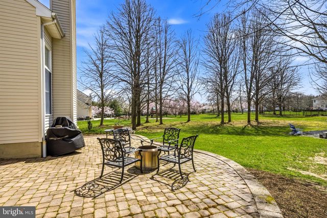 25 MILLENNIUM DR, Columbus, NJ 08022