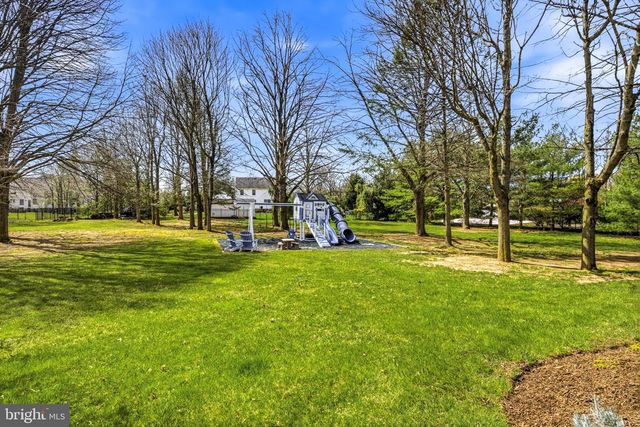 25 MILLENNIUM DR, Columbus, NJ 08022