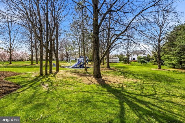 25 MILLENNIUM DR, Columbus, NJ 08022