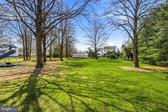 25 MILLENNIUM DR, Columbus, NJ 08022