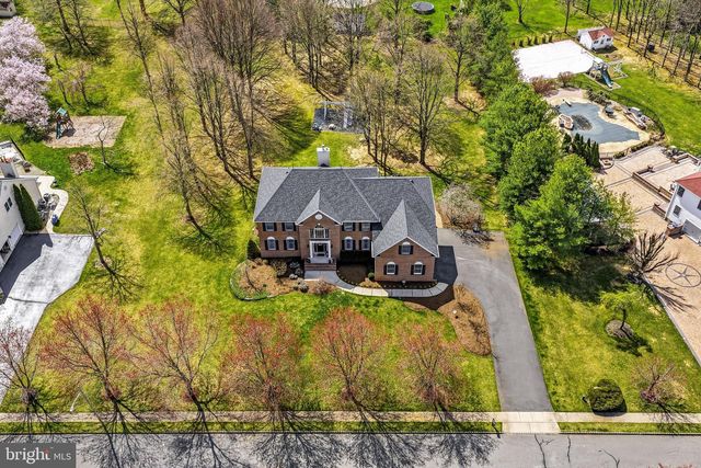 25 MILLENNIUM DR, Columbus, NJ 08022