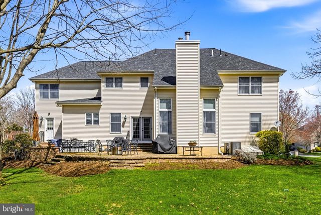 25 MILLENNIUM DR, Columbus, NJ 08022