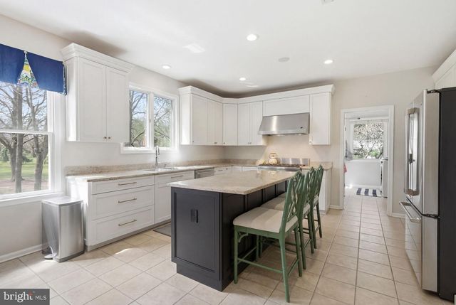 25 MILLENNIUM DR, Columbus, NJ 08022