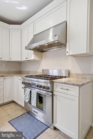 25 MILLENNIUM DR, Columbus, NJ 08022