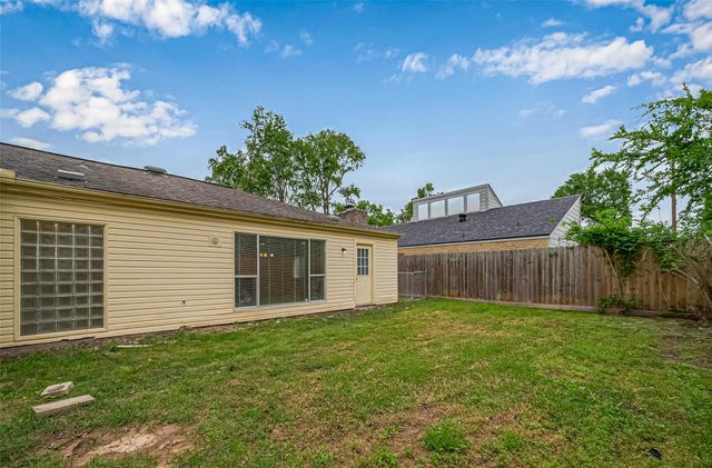 13731 Greenway Drive, Sugar Land, TX 77498