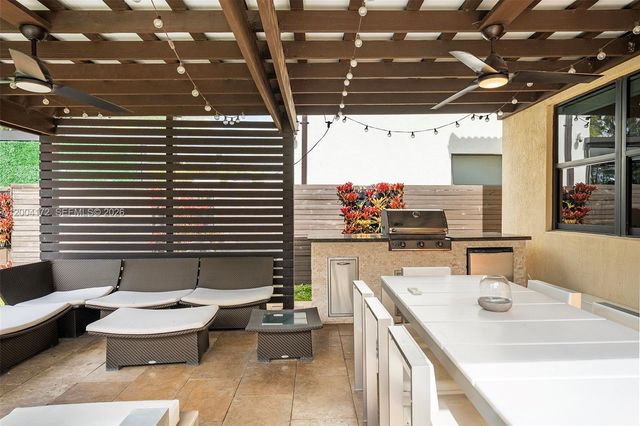 9890 NW 86th Ter, Doral, FL 33178