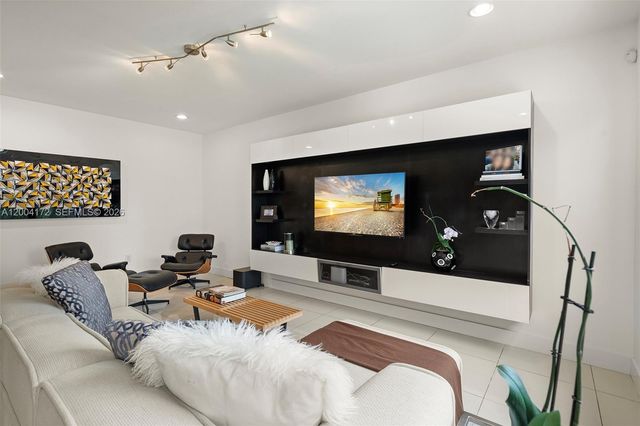 9890 NW 86th Ter, Doral, FL 33178