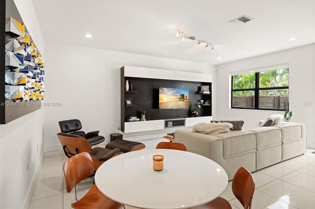 9890 NW 86th Ter, Doral, FL 33178