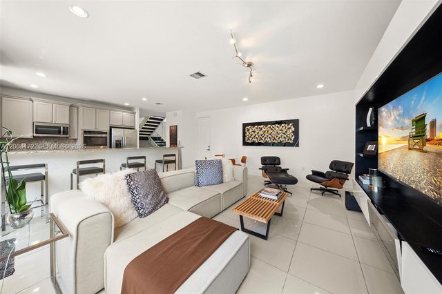 9890 NW 86th Ter, Doral, FL 33178