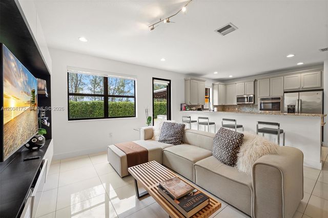 9890 NW 86th Ter, Doral, FL 33178