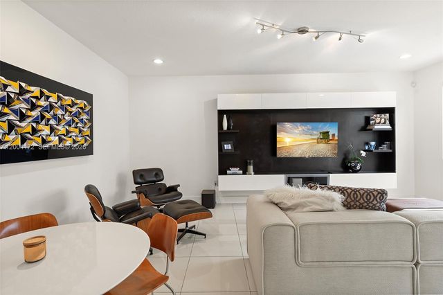 9890 NW 86th Ter, Doral, FL 33178