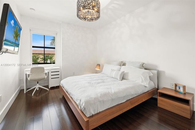 9890 NW 86th Ter, Doral, FL 33178