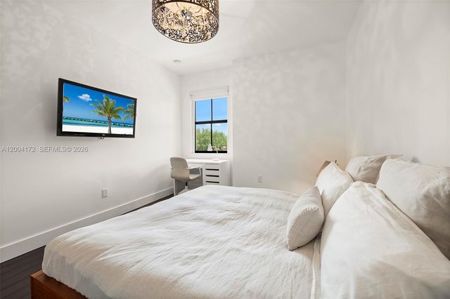 9890 NW 86th Ter, Doral, FL 33178