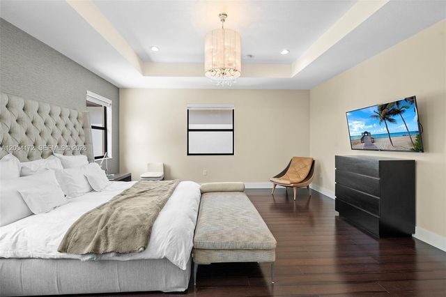 9890 NW 86th Ter, Doral, FL 33178