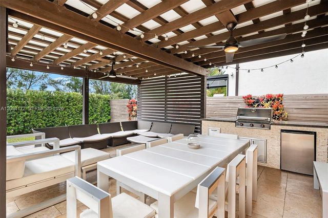 9890 NW 86th Ter, Doral, FL 33178