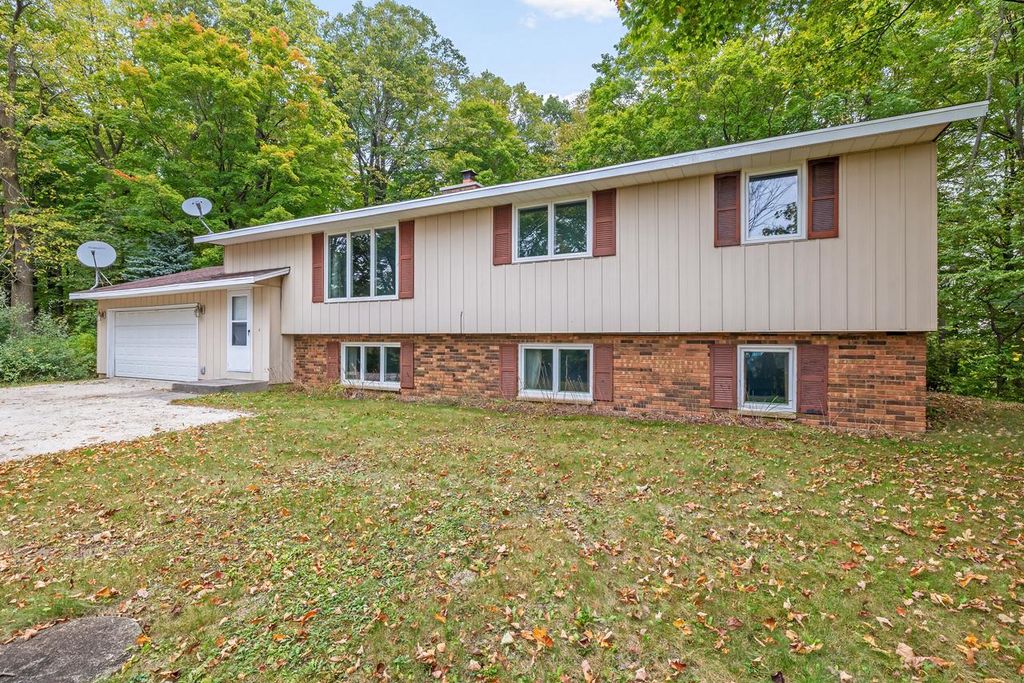 N8569 Rhine Forest LANE, Elkhart Lake, WI 53020
