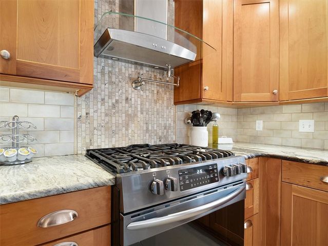 170 Willowood Drive, Greece, NY 14612