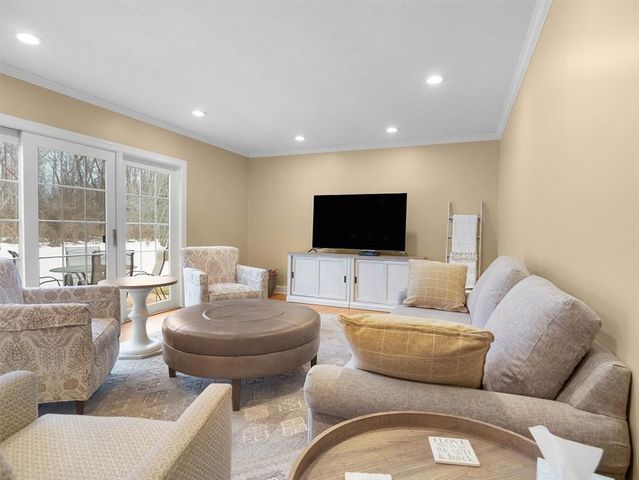 170 Willowood Drive, Greece, NY 14612