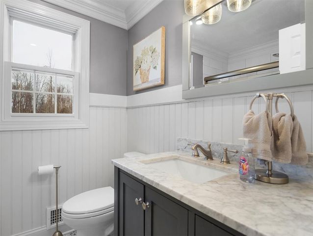 170 Willowood Drive, Greece, NY 14612