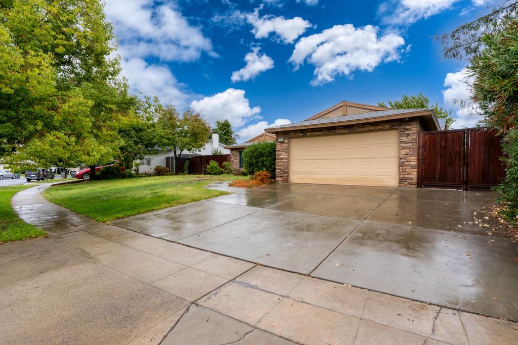 Image 2 of property listing at 1188 W Pinedale Avenue, Fresno, CA 93711