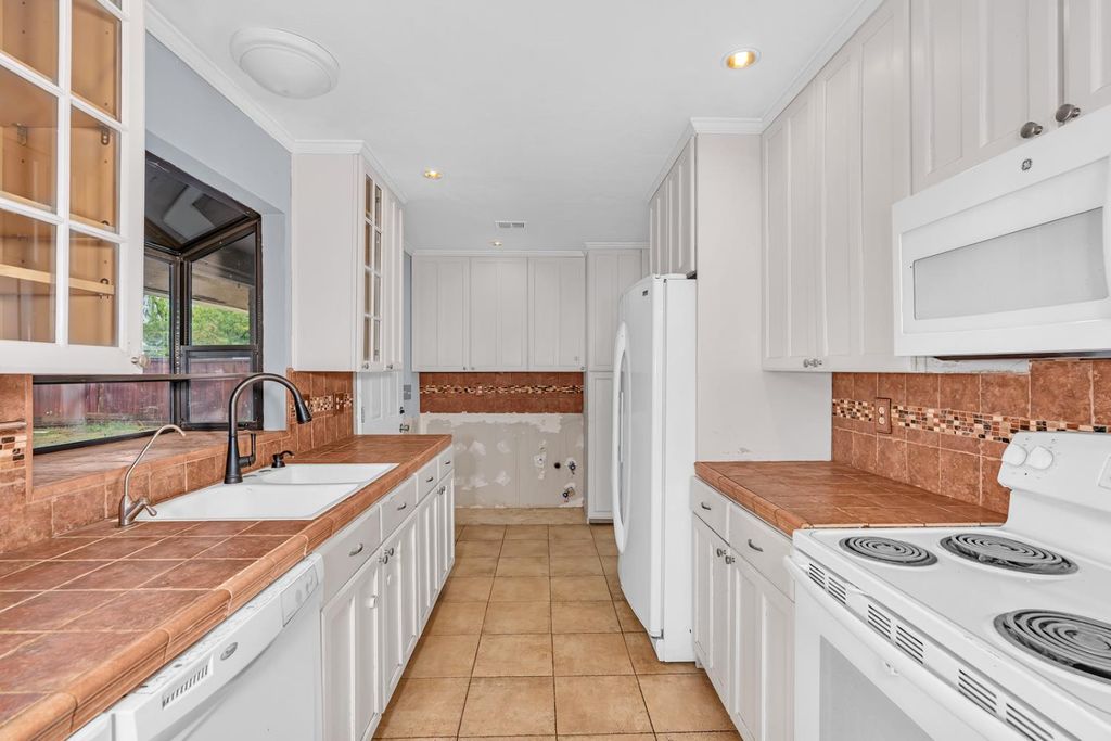 Image 25 of property listing at 1188 W Pinedale Avenue, Fresno, CA 93711