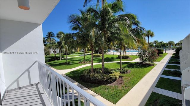 881 Ocean Dr TH10, Key Biscayne, FL 33149