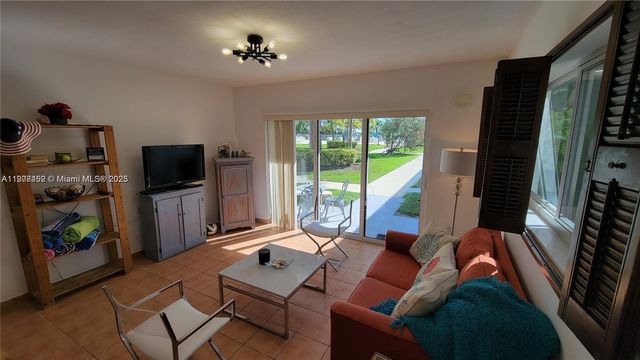 881 Ocean Dr TH10, Key Biscayne, FL 33149