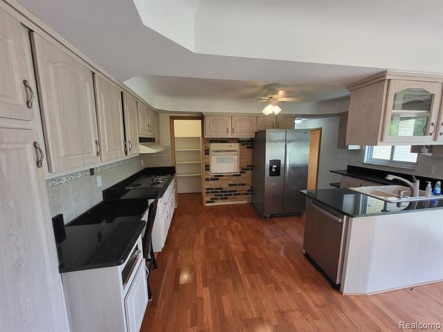 831 Sunnybeach Boulevard, White Lake, MI 48386