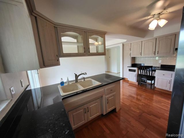 831 Sunnybeach Boulevard, White Lake, MI 48386