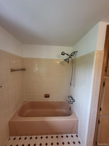831 Sunnybeach Boulevard, White Lake, MI 48386