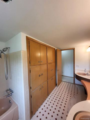 831 Sunnybeach Boulevard, White Lake, MI 48386