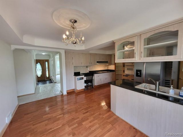 831 Sunnybeach Boulevard, White Lake, MI 48386