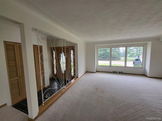 831 Sunnybeach Boulevard, White Lake, MI 48386