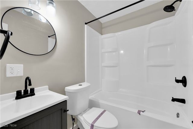 2016 Green Road, Cleveland, OH 44121